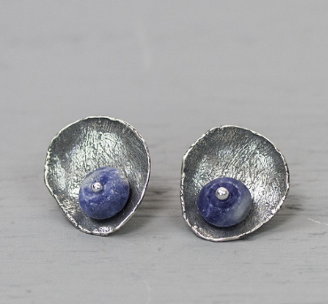 Oorsteker gemaakt van 925 sterling zilver met Sodaliet. Sodaliet geeft inzicht, intuïtie en goede leidraad. Hij schept een drang naar waarheid en idealisme, waardoor het mogelijk wordt trouw aan jezelf te blijven en achter je overtuigingen te staan.